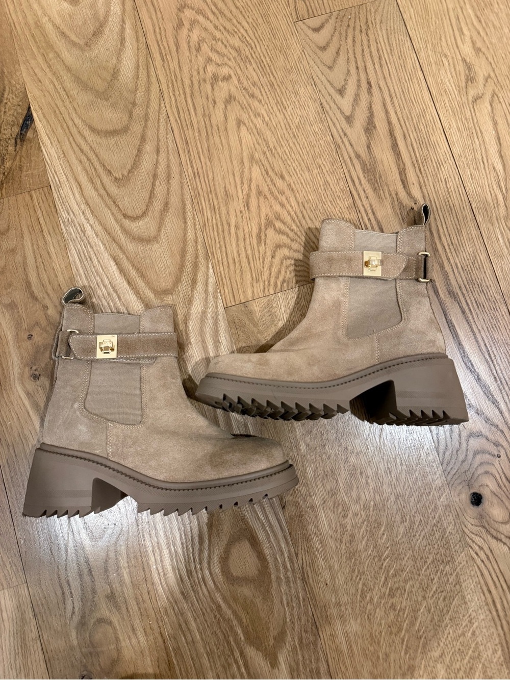 Steve Madden Ankle Chelsea Boots in Beige Suede